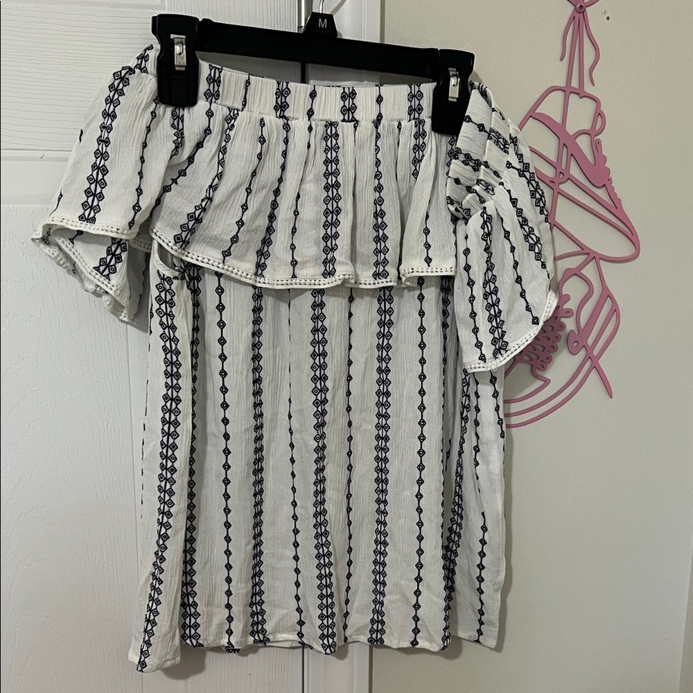 Maurices White and Black Geometric Top